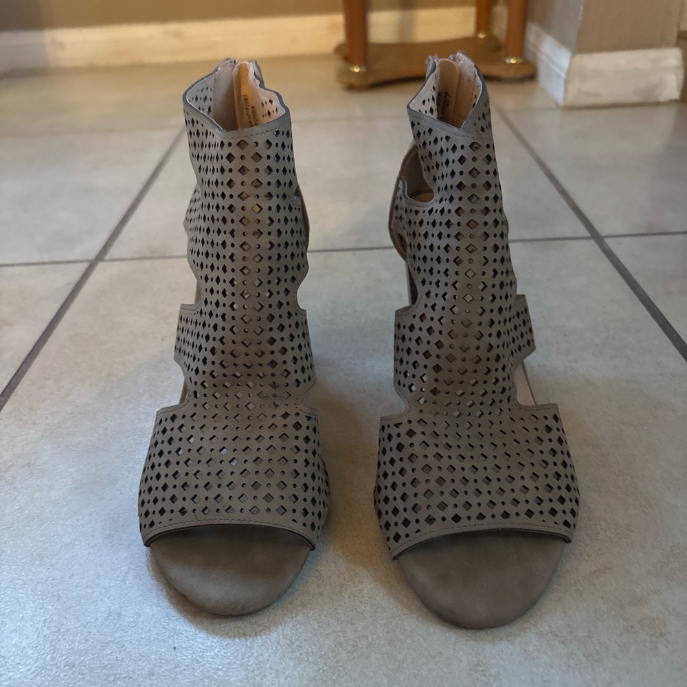 XOXO Women's Perforated Open-Toe heel Sandals - Tan